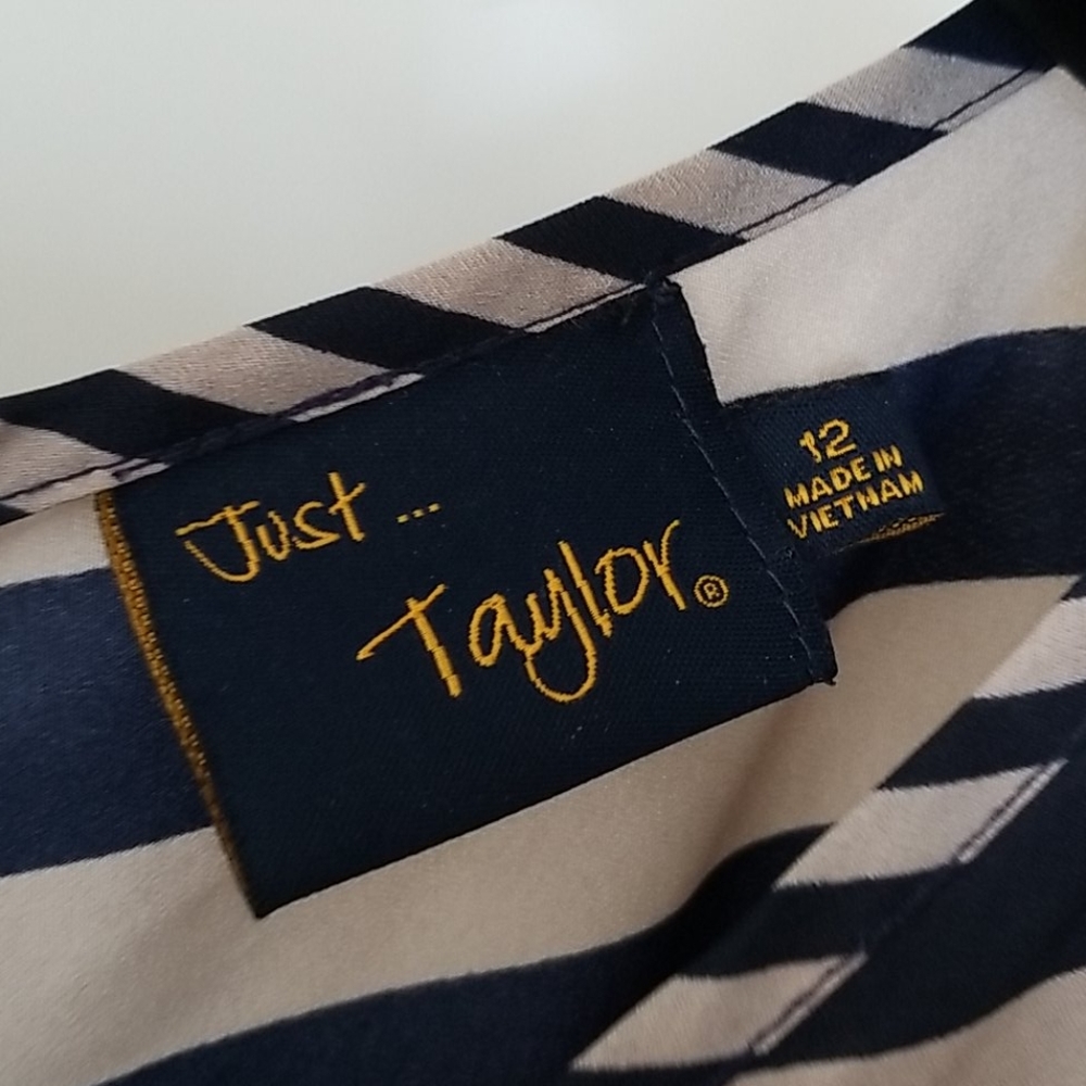 Dress - Picture 3 of 7